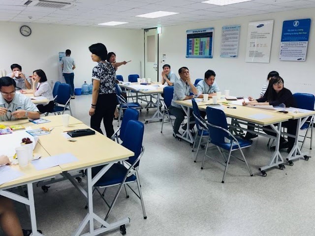 Các nhóm đang thảo luận bài tập thực hành do giảng viên đưa ra