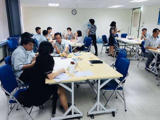 Không khí thảo luận bài tập nhóm sôi nổi