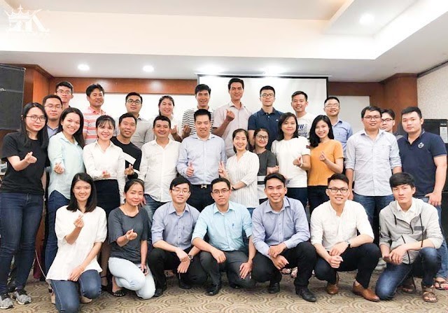 Học viên chụp ảnh lưu niệm cuối khóa cùng thầy Hoàng Trung Dũng