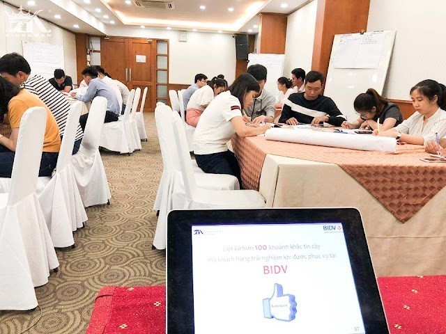 Thầy Hoàng Trung Dũng luôn dành thời gian để các học viên cùng thảo luận trao đổi bài tập gắn với thực tiễn