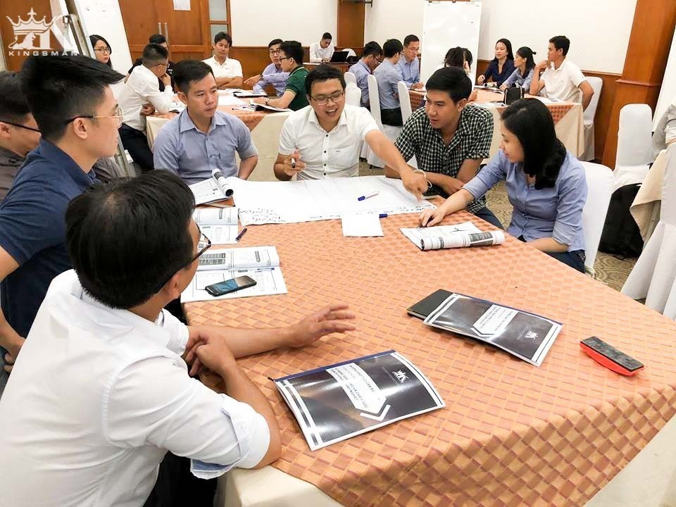 Học viên hào hứng trao đổi bài tập nhóm do giảng viên biên soạn