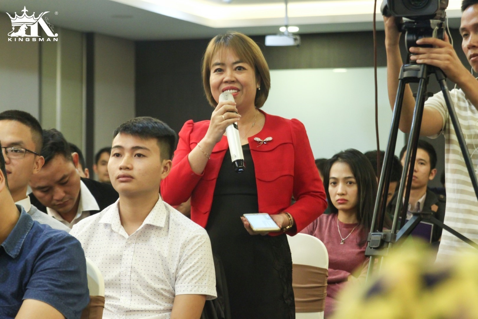 Bà Lê Hồng Anh – CEO AZ Quà tặng đặt câu hỏi cho các diễn giả