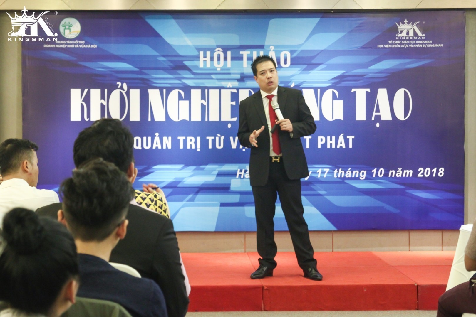 Ông Hoàng Trung Dũng - Chủ tịch Học viện Chiến lược và Nhân sự Kingsman chia sẻ tại Hội thảo