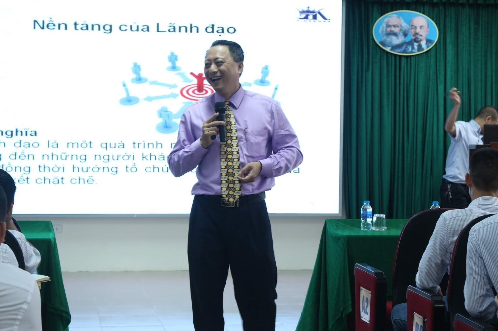 Chuyên gia Lê Đại Ngọc đang truyền giảng cho các học viên