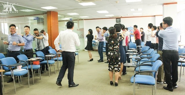 Các học viên cùng tham gia bài tập thư giãn