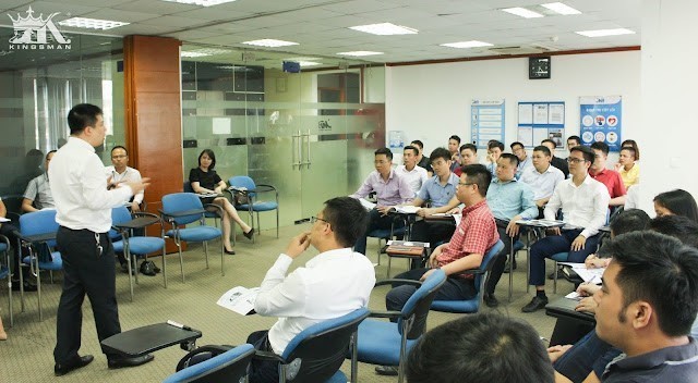 Thầy Hoàng Trung Dũng cố gắng giảng bài cho các học viên