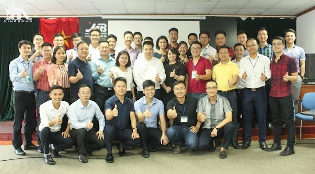 Tập thể lớp học chụp ảnh lưu niệm cùng thầy