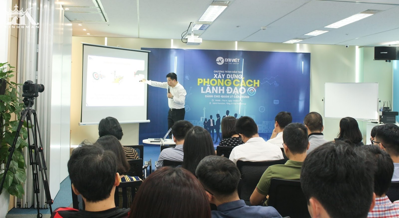 ​TS. Hoàng Trung Dũng tích cực thuyết giảng cho các học viên