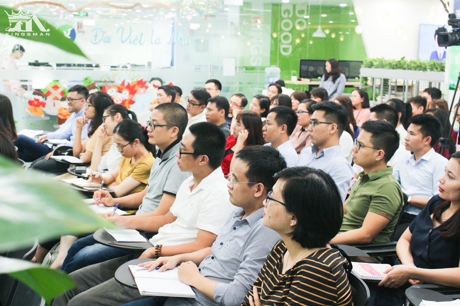 ​Học viên chú ý theo dõi thầy Hoàng Trung Dũng thuyết giảng