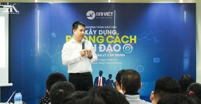 ​Thầy Hoàng Trung Dũng lắng nghe phản hồi của các học viên