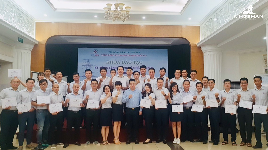 Kết thúc chương trình TS. Hoàng Trung Dũng trao chứng chỉ cho các học viên đã hoàn thành khóa học: “Kỹ năng lãnh đạo và văn hóa EVNNPT” và chụp ảnh lưu niệm cùng các cán bộ Đoàn chủ chốt EVNNPT.