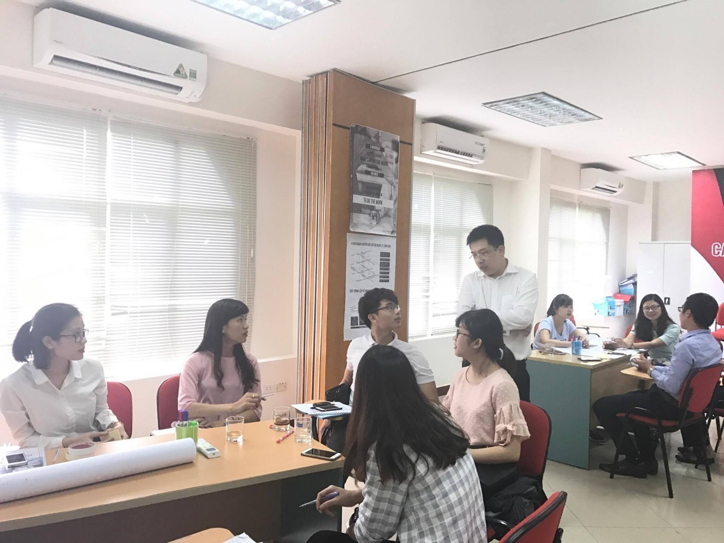 Tiến sĩ Hoàng Trung Dũng và Cán bộ chi nhánh Ngân hàng SeABank