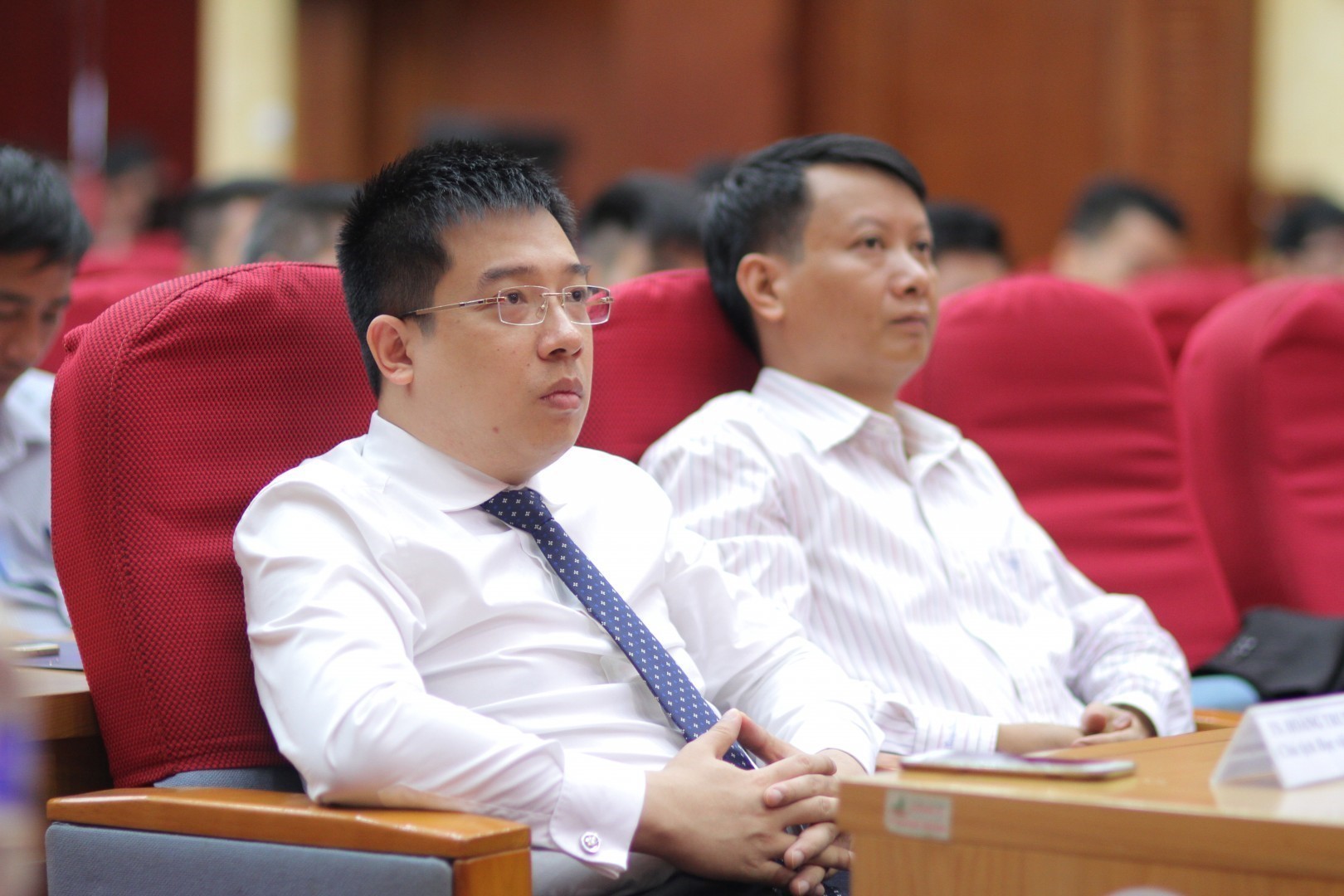 Ông Hồ Quang Huy - P.CT UBND Thành phố Hạ Long và TS. Hoàng Trung Dũng - Chủ tịch Tổ chức Giáo dục Kingsman